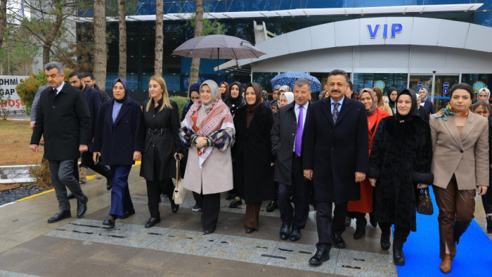 Şanlıurfa’da AK Kadınlar Rüzgarı: Ankara Heyeti Şehre Çıkarma Yaptı!